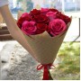 Букет Красные и розовые розы в крафте 11 шт